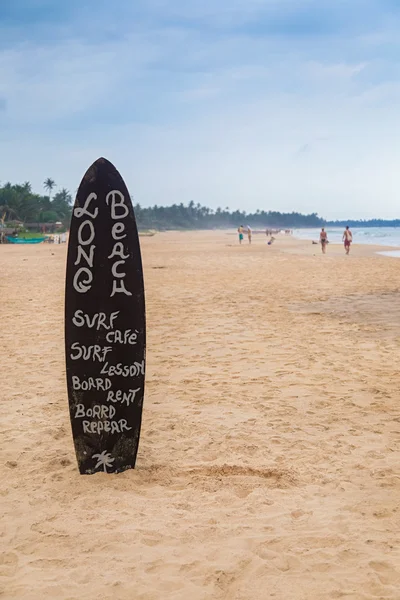 Surfplank op zanderige weligama strand — Stockfoto