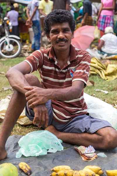 Vendedor de rua local vendendo bananas — Fotografia de Stock