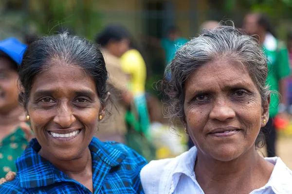 Portrait of 2 local women at Sunday market — Stock Photo, Image