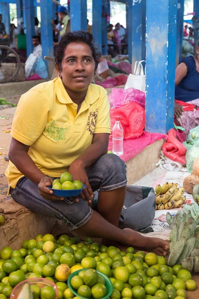 Vendedor de rua local vendendo limões — Fotografia de Stock