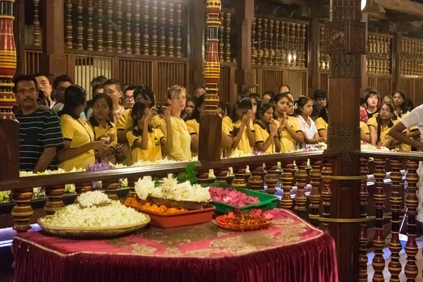 Grupp turister inne i templet av tanden — Stockfoto