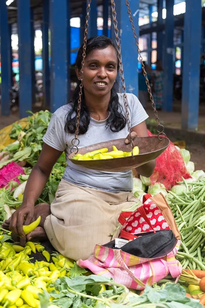Vendedor ambulante local que vende pimentón — Foto de Stock