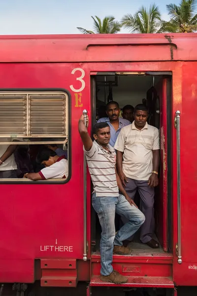 Yerel insanlar kırmızı tren vagonu ayakta — Stok fotoğraf