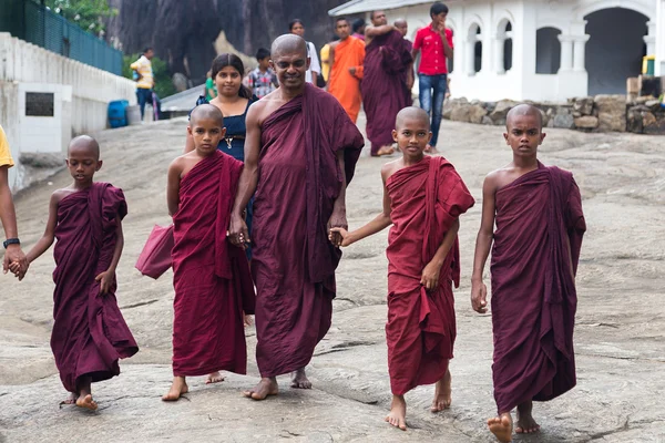 Buddhističtí mniši návštěvě Dambulle Jeskynní chrám — Stock fotografie