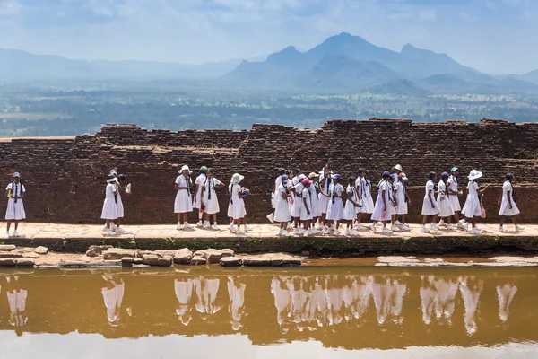 Estudiantes de escuela visitando el complejo Sigiriya — Foto de Stock