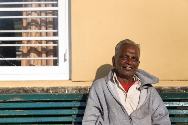 Äldre lokala man väntar tåget på Holgers oya tågstation — Stockfoto