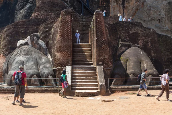 Groep toeristen voor leeuw poot op sigiriya complexe — Stockfoto