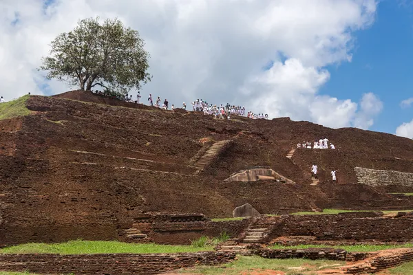 Grupo de turistas que visitam complexo Sigiriya — Fotografia de Stock