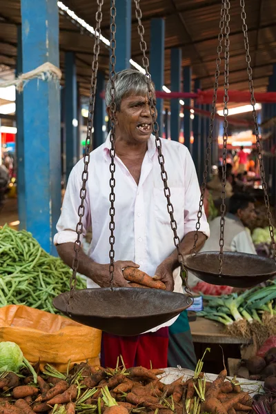 Místní prodavač prodává zeleninu — Stock fotografie