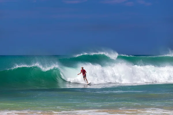 Surfista montando una ola en la playa de Hikkaduwa —  Fotos de Stock