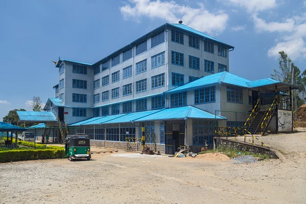 Construcción de la fábrica de té de campo azul — Foto de Stock