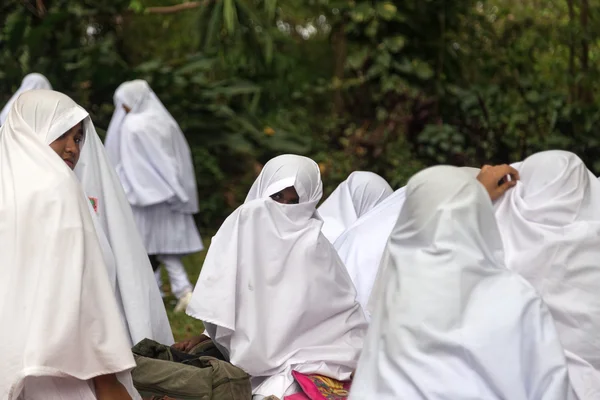 Grupo de mujeres musulmanas vestidas con ropa tradicional —  Fotos de Stock