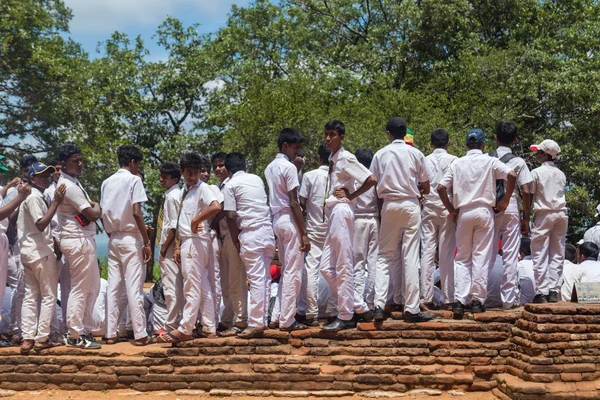 Group of school students visiting Sigiriya complex — Stock Photo, Image
