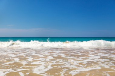 güneşli güzel kumlu plaj