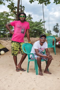 iki genç yerel sörfçü sahilde poz