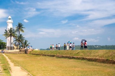 turistler önünde en eski sri Lankalı fener