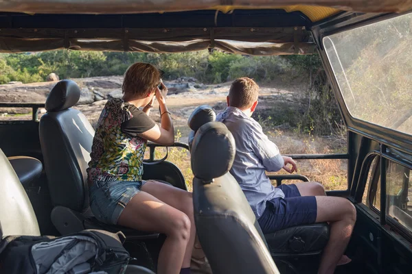 Touristen beim Fotografieren aus dem Jeep während einer Safari im Yala Park — Stockfoto