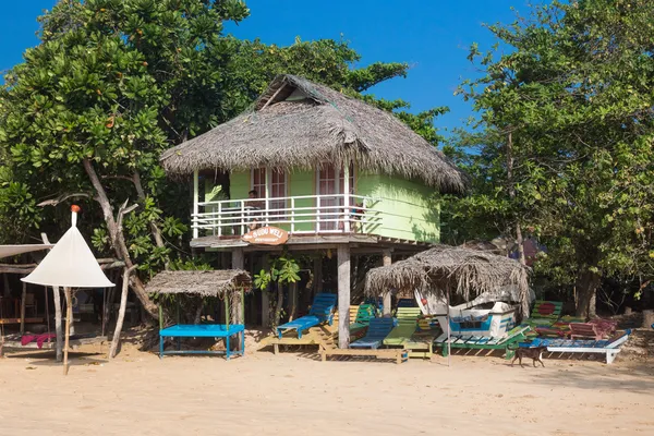 Kleine bungalow op strand. — Stockfoto