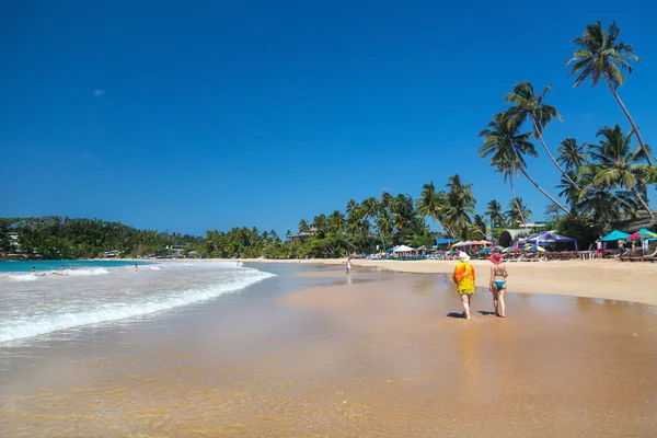 Turistas caminhando na bela praia de areia — Fotografia de Stock