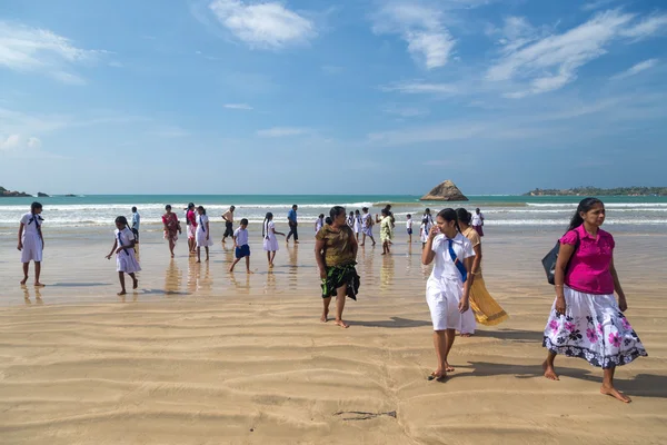 Grupo de pessoas locais caminhando na praia de areia — Fotografia de Stock