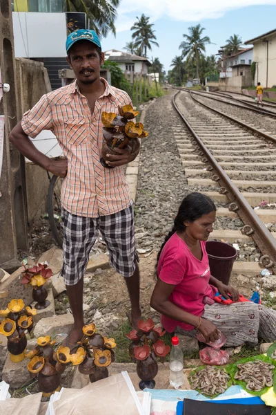 Pareja local de vendedores ambulantes vendiendo cosas por el ferrocarril . — Foto de Stock