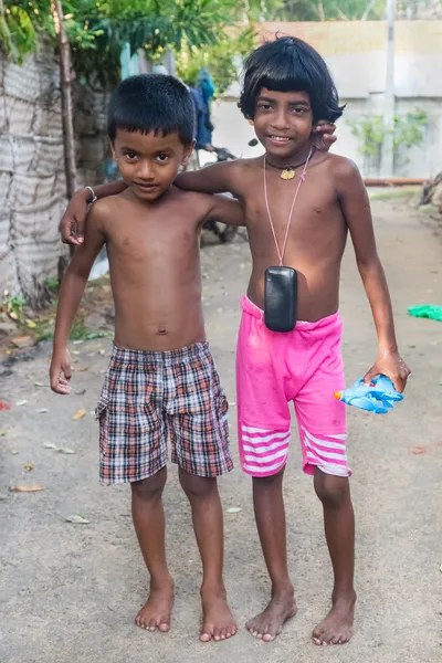 Местные дети позируют на улице . — стоковое фото