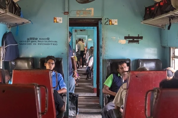 Místní lidé sedí ve vlaku — Stock fotografie