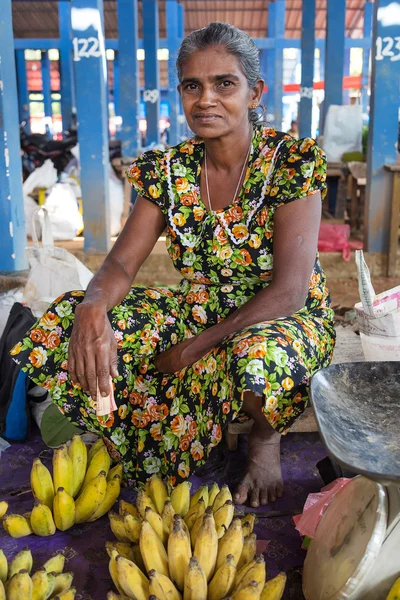 Vendedor ambulante local que vende plátanos — Foto de Stock