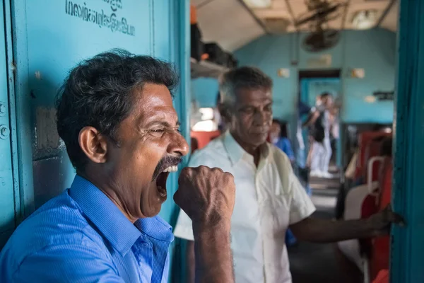 Homem local bocejando no trem — Fotografia de Stock
