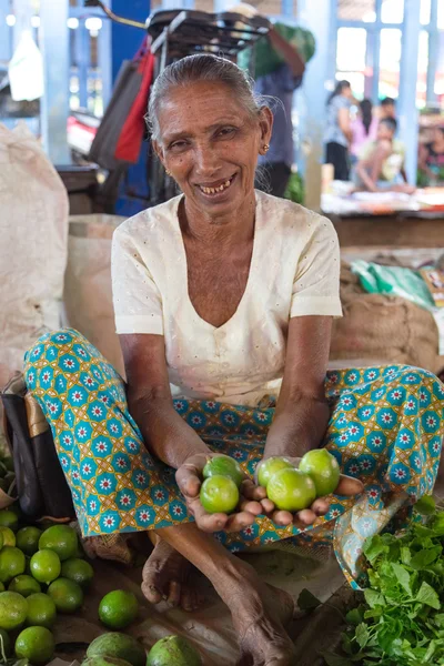 Vendedor ambulante local que vende limones — Foto de Stock