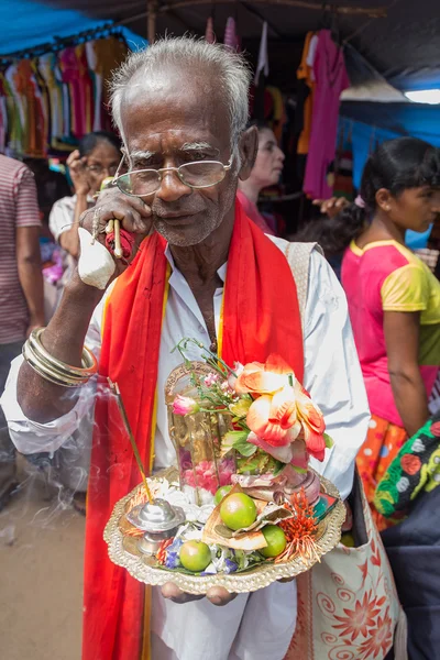 Vendedor de rua local vendendo lembranças religiosas . — Fotografia de Stock