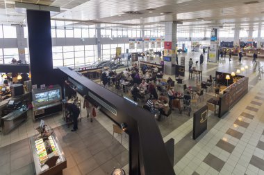 turistler Belgrad Havaalanı nikola tesla adlı restoranda öğle yemeği