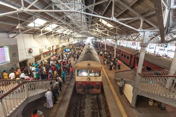 Pessoas locais esperando na estação de trem . — Fotografia de Stock