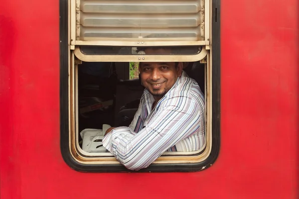 Uomo del posto nel treno che guarda attraverso la finestra — Foto Stock