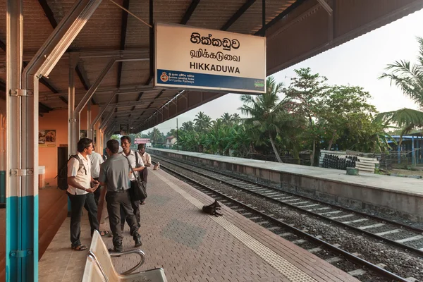 Folk väntar på tåg på hikkaduwa station — Stockfoto