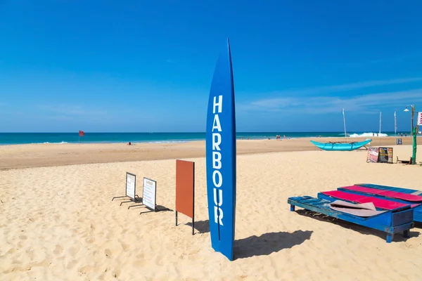 Planche de surf et chaises longues sur la plage de sable — Photo