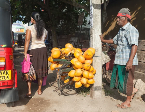 Lokale man verkopen fruit op zijn fiets op straat — Stockfoto