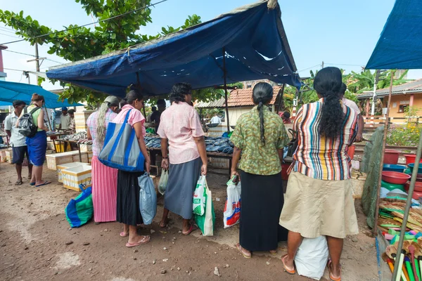 Donne locali in fila per il pesce fresco — Foto Stock