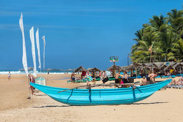 Tourists enjoying their vacation on sandy beach — Stock Photo, Image