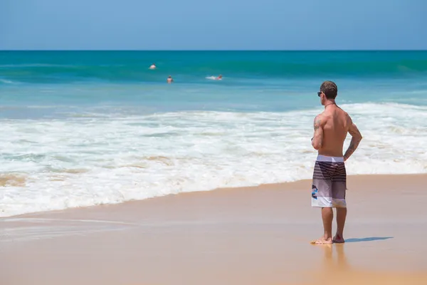 Surfer checking out waves on the horizon — Stock Photo, Image