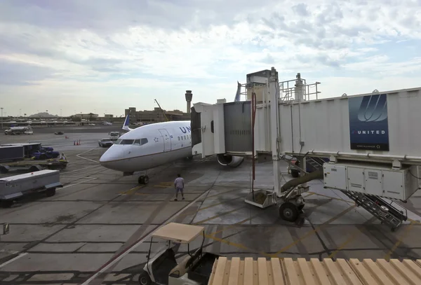 A Jet Bridge Extends to a Commercial Plane on the Tarmac — Stock Photo, Image