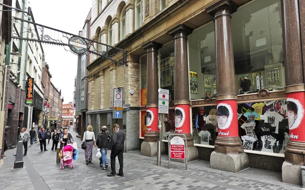 Een schot van mathew street en grot pub — Stockfoto