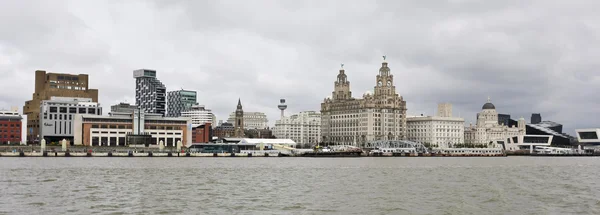 En vy över liverpool och floden mersey — Stockfoto