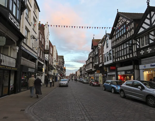 Een avond over brug straat in chester — Stockfoto