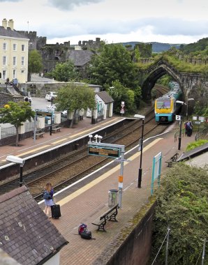 conwy trende bir kadın bekler