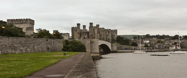 Un puente nocturno a Conwy Castle Shot —  Fotos de Stock