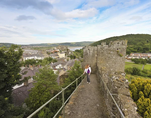 A Woman on the City Wall, Conwy — Stock Photo, Image