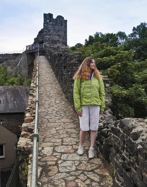 Een vrouw op de stadsmuur, conwy — Stockfoto