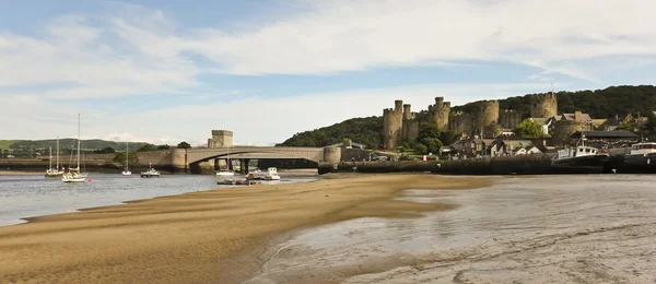 Un río de marea baja Conwy, puentes y tiro al castillo — Foto de Stock