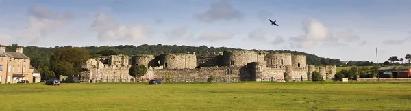 Anglesey, Galler beaumaris kale çimenlikte — Stok fotoğraf